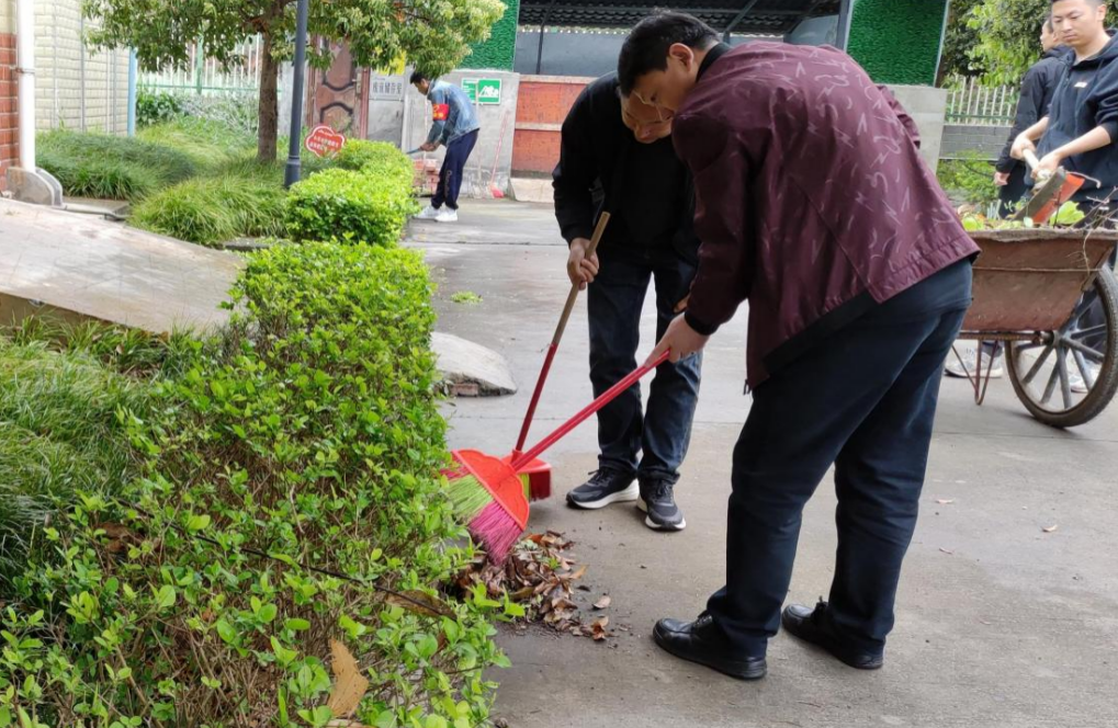 PA真人集团官网集团第三党支部开展“清洁家园 美化环境”主题党日活动